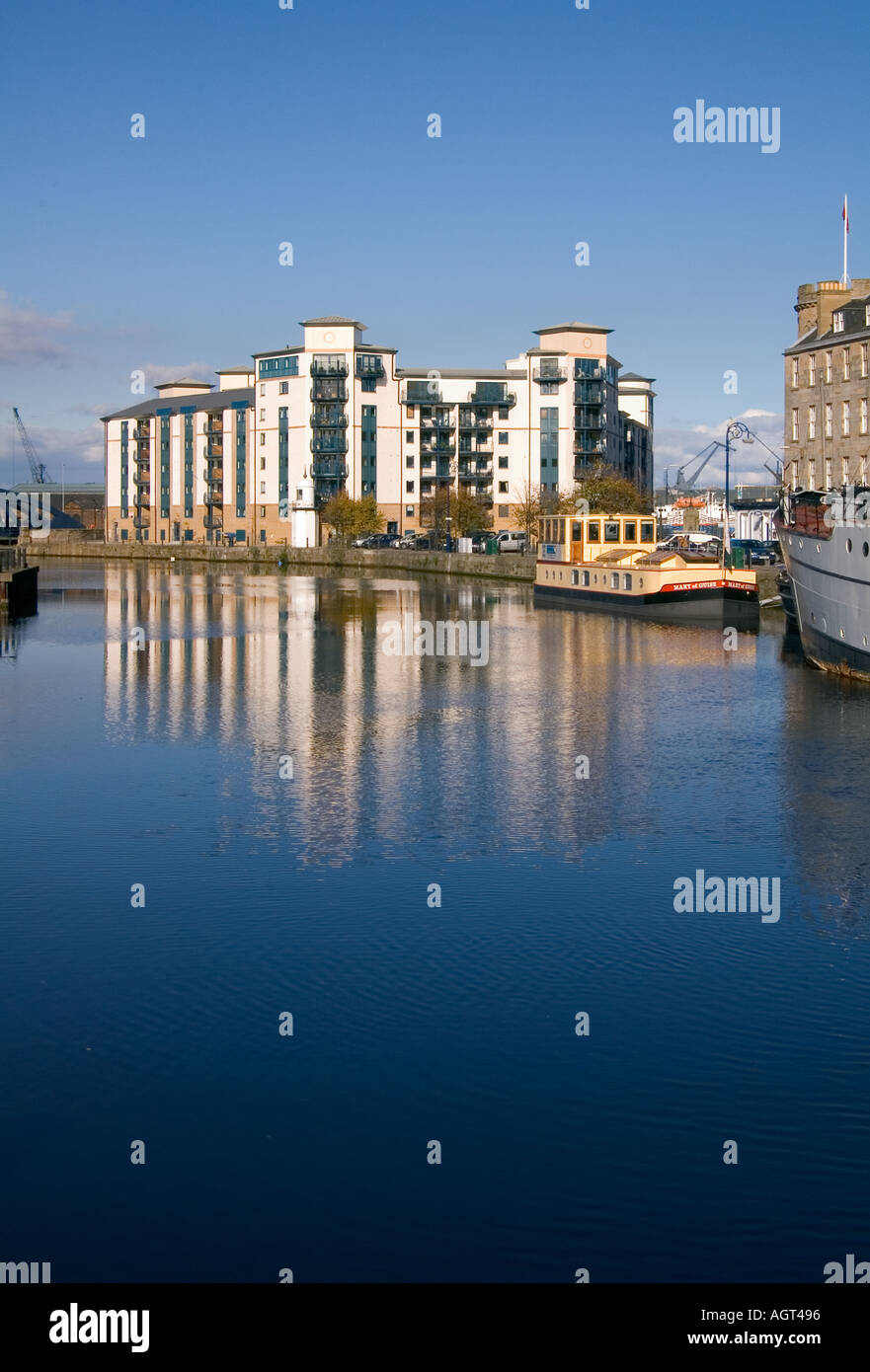 dh  LEITH LOTHIAN New dockland flats barge and old buildings alongside Water of Leith Stock Photo