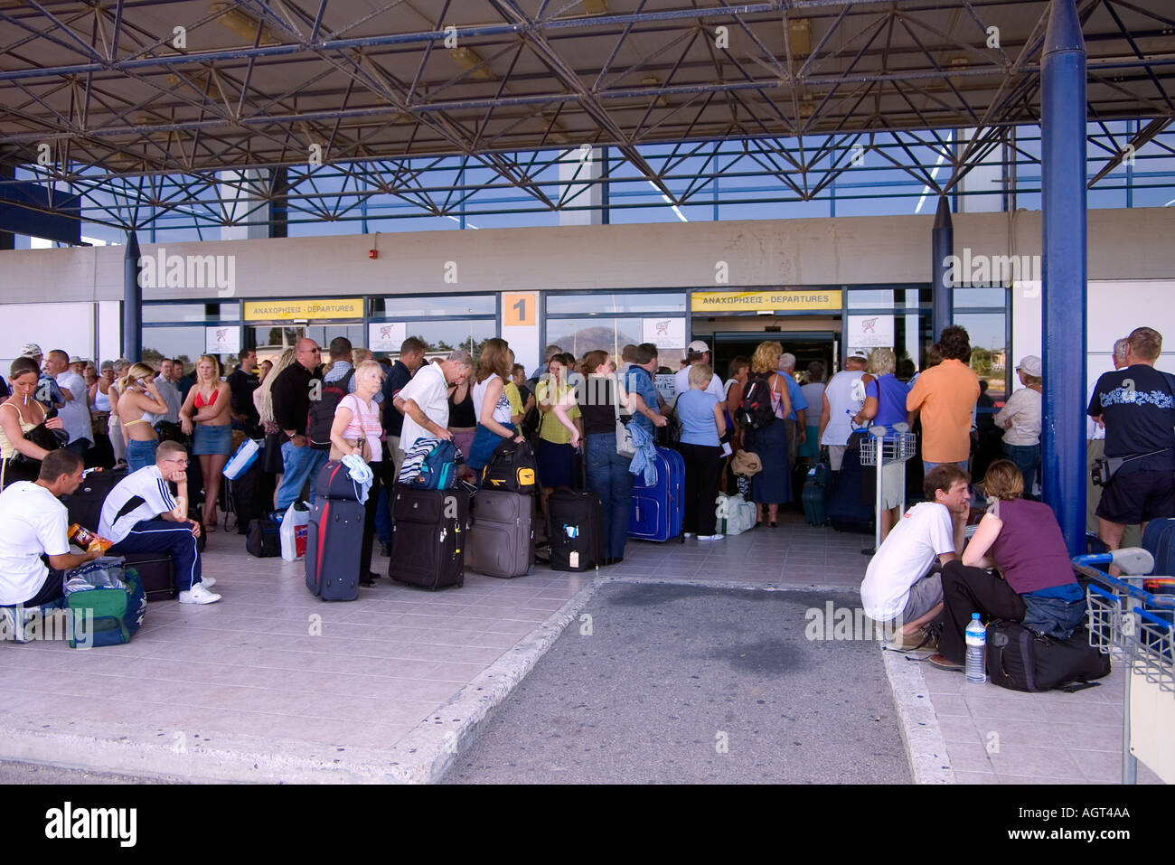 dh Kos Airport KOS AIRPORT GREECE KOS British tourist queues to entrance terminus holidaymakers holiday makers people waiting in queue very busy wait Stock Photo