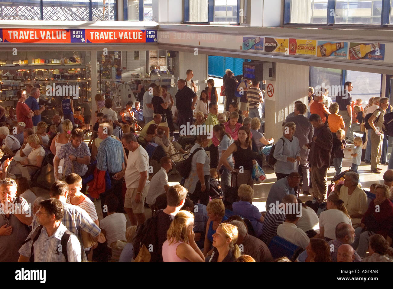 dh Departure lounge crowds KOS AIRPORT GREECE KOS Air traffic controller strike delays Tourist crowd people in waiting area crowded Stock Photo