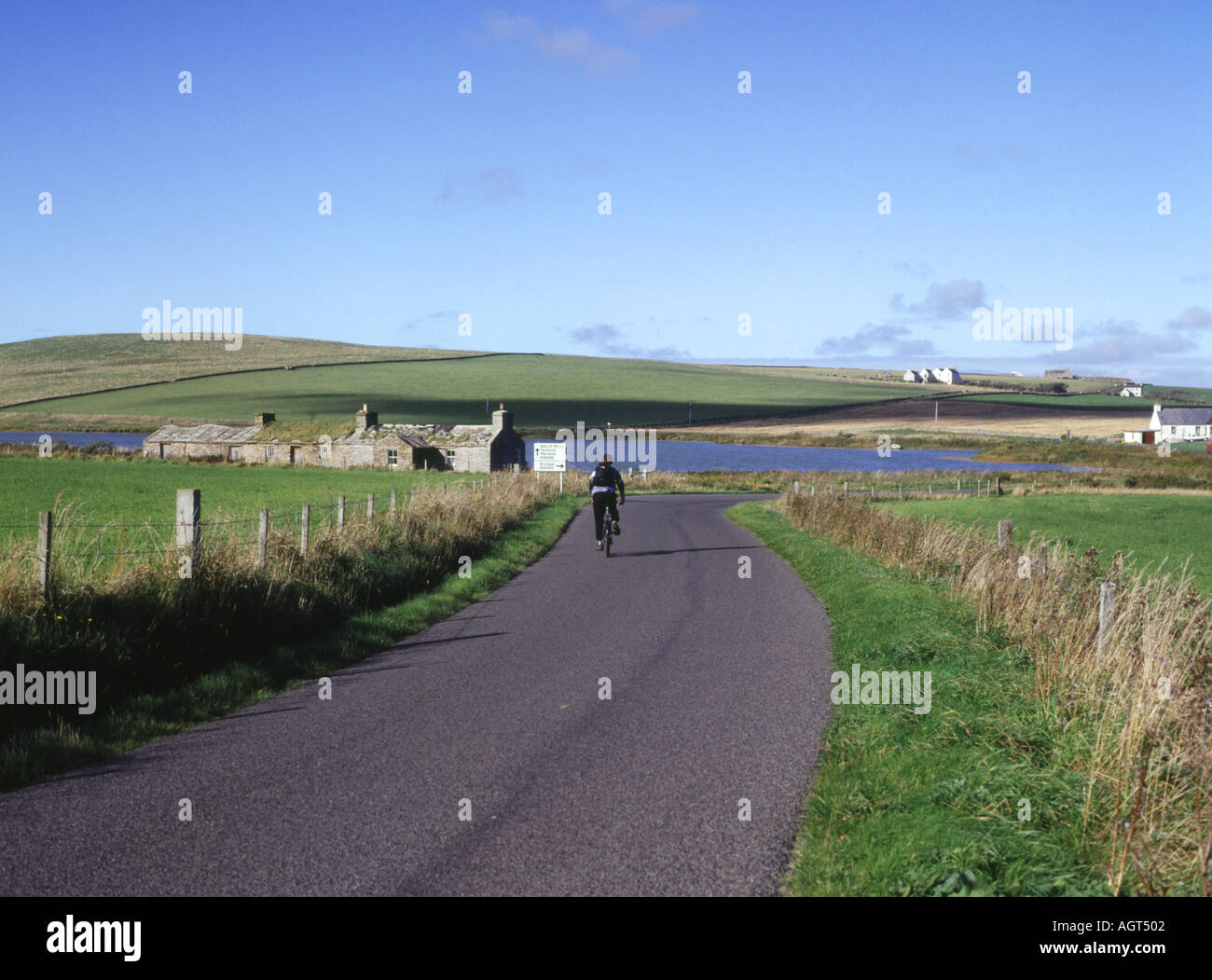 dh Loch of Skaill SANDWICK ORKNEY Road bicycle cottage people empty scotland bike uk Stock Photo