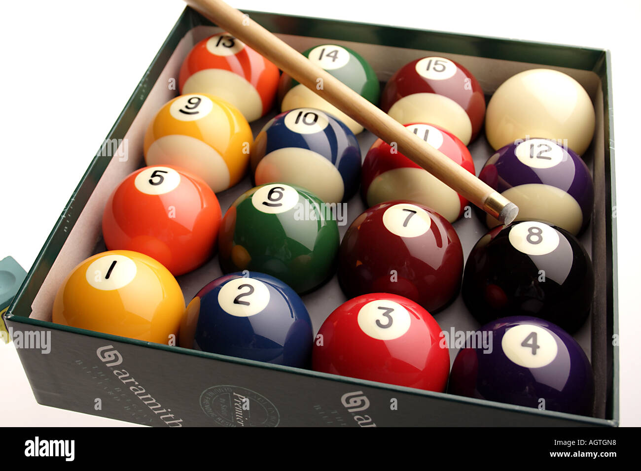 VDA79692 Snooker pool balls with cue and chalk Stock Photo Alamy