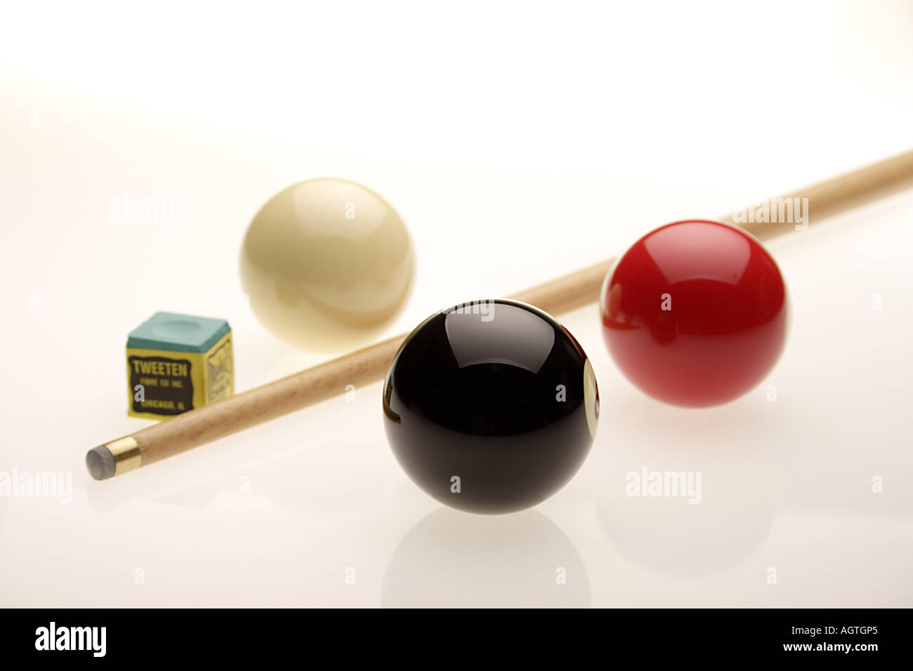 VDA79699 Snooker and pool balls with cue and chalk Stock Photo Alamy