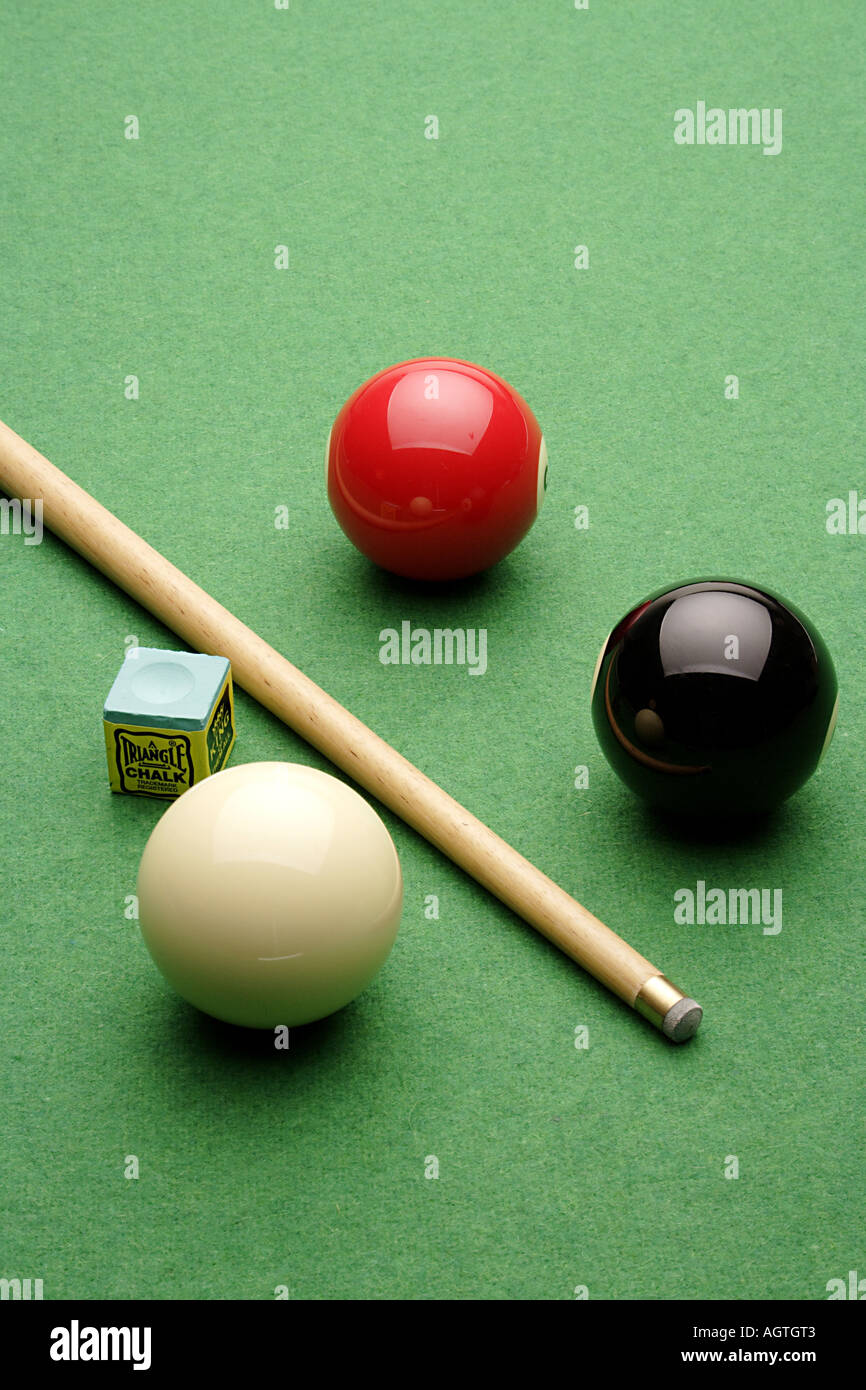 VDA79715 Snooker balls cue and chalk on table Stock Photo Alamy