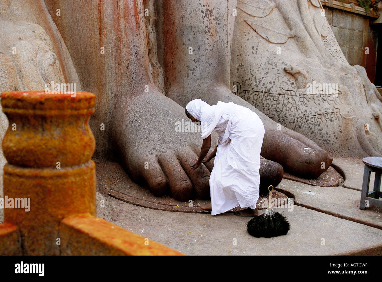 Indian Jain Devotee worshipping Bahubali Statue Sravanbelagola Banglore Karnataka India Stock Photo