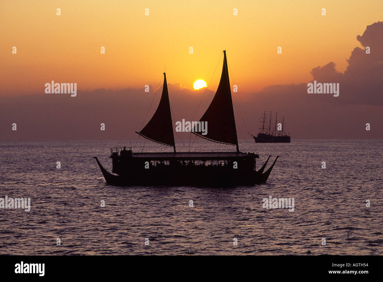 Sunset catamaran hawaii hi-res stock photography and images - Alamy