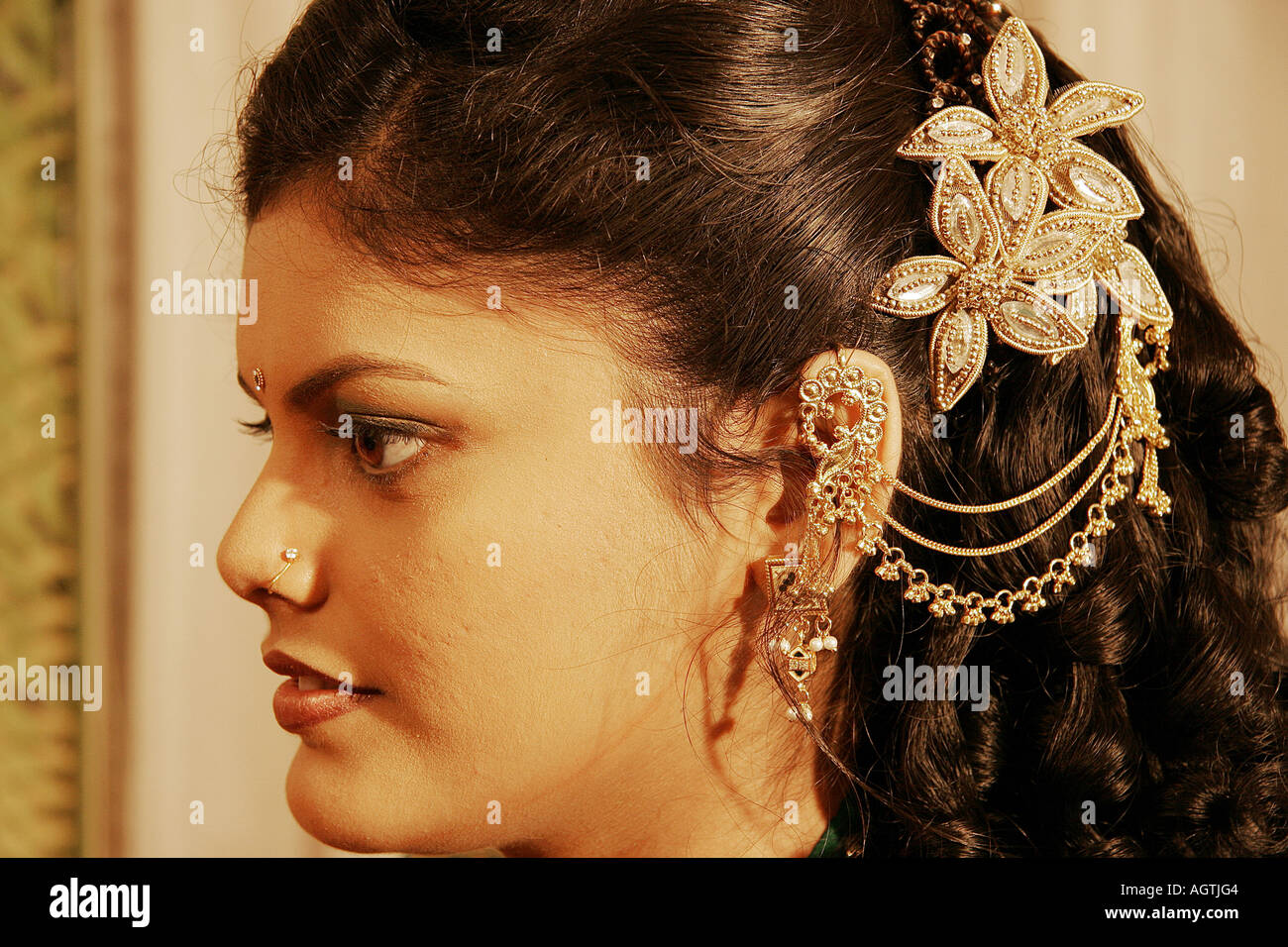 Ssk79508 Indian Gujarati Girl Wearing Hair Accessory In Wedding