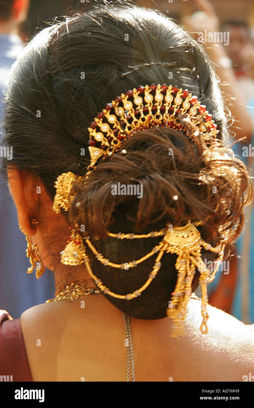 SSK79633 Hairstyle by Indian Gujarati lady in Indian Gujarati wedding India Stock Photo