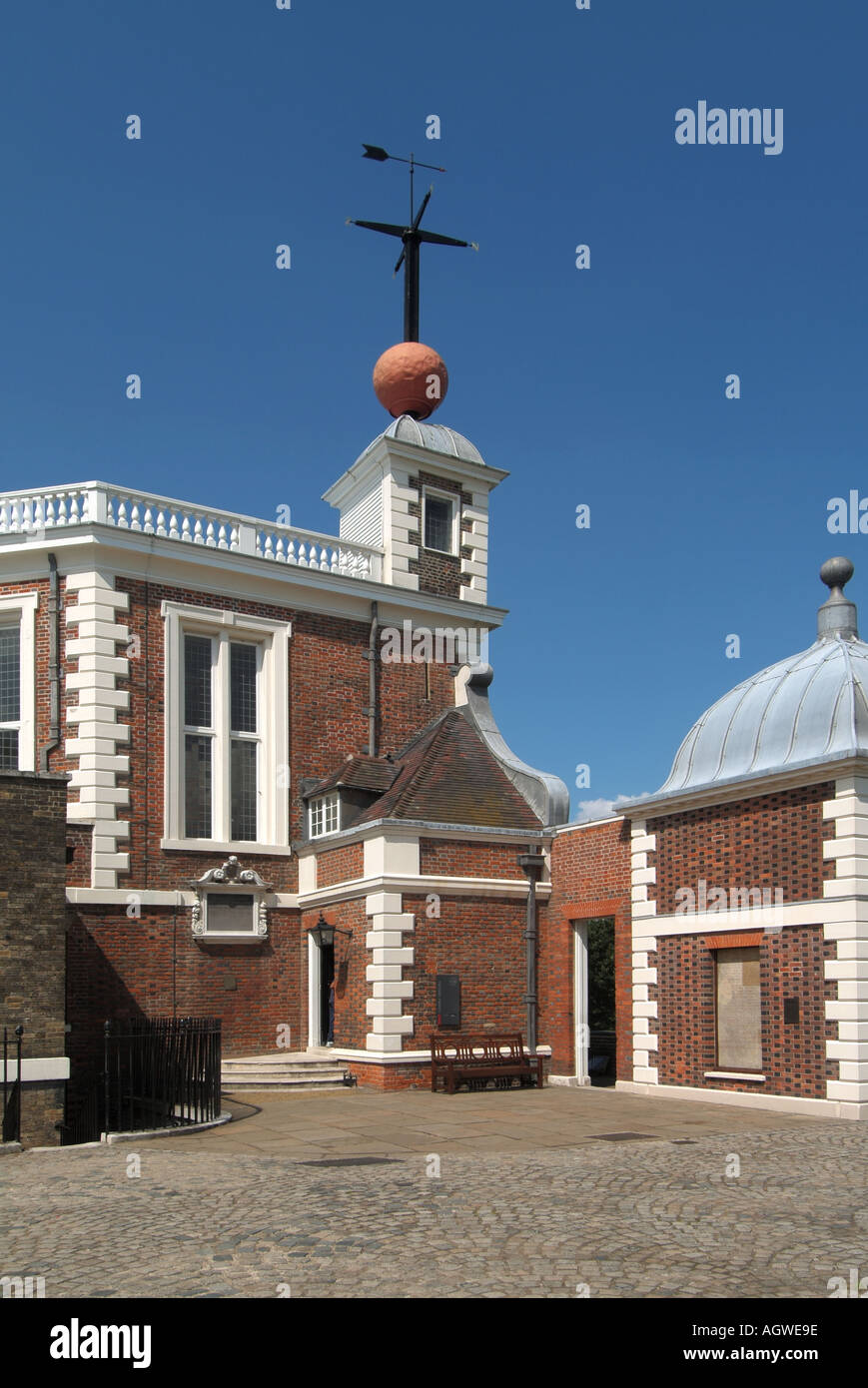 Courtyard in Greenwich Observatory & the lowered red historical Time Ball raised to top at 1.00 pm at Flamstead House Greenwich Park London England UK Stock Photo