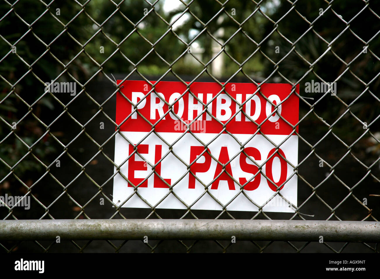 Access prohibited sign in Spanish prohibido el paso Stock Photo