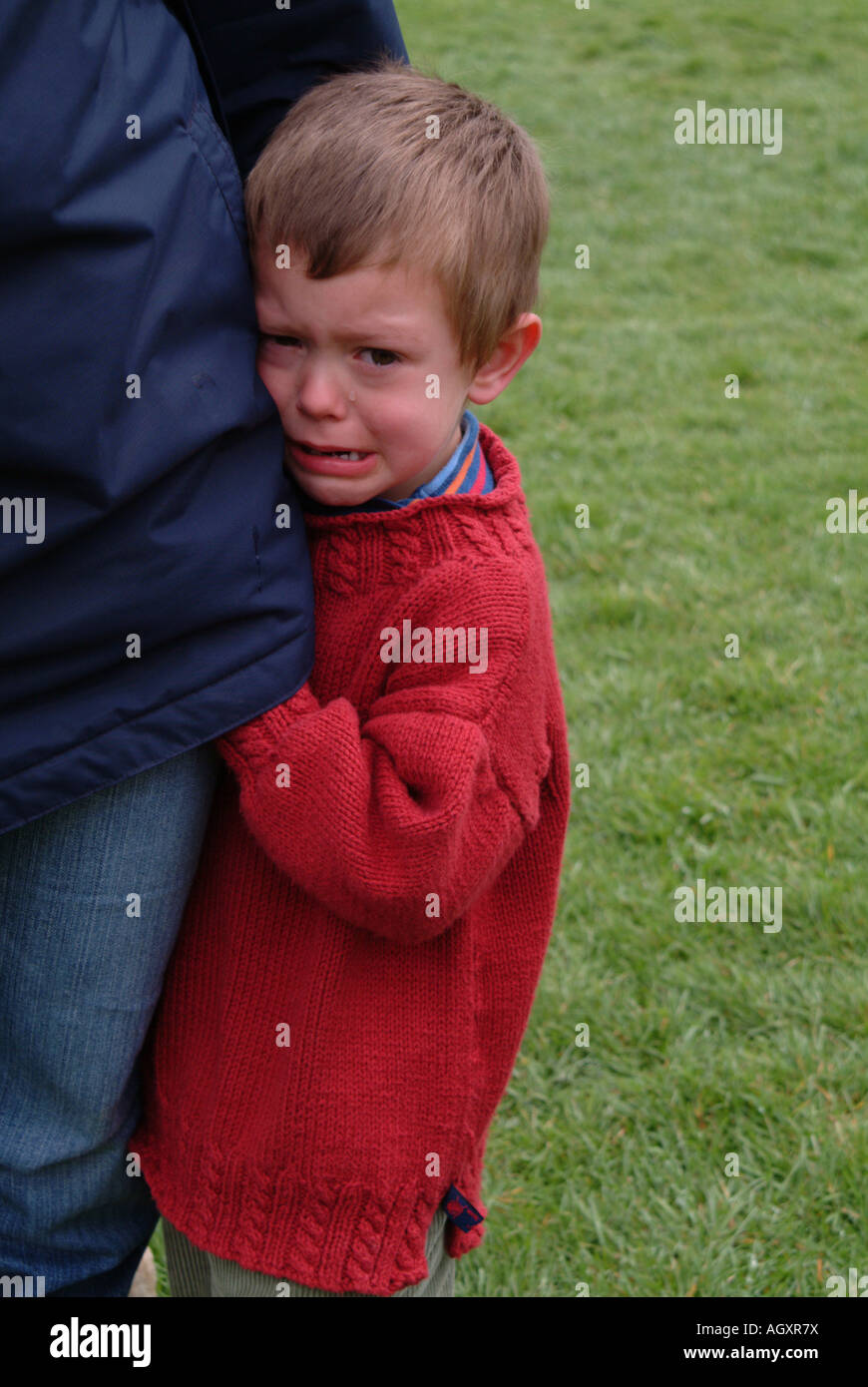 Kid crying mother leg hires stock photography and images Alamy
