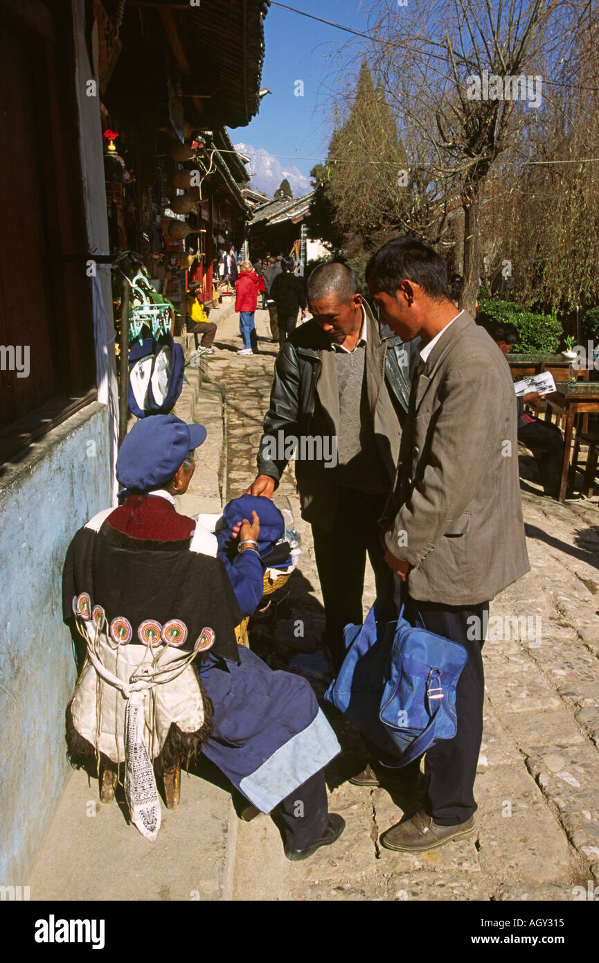 China Yunnan Lijiang old town Xinhua Jie Naxi hat seller Stock Photo