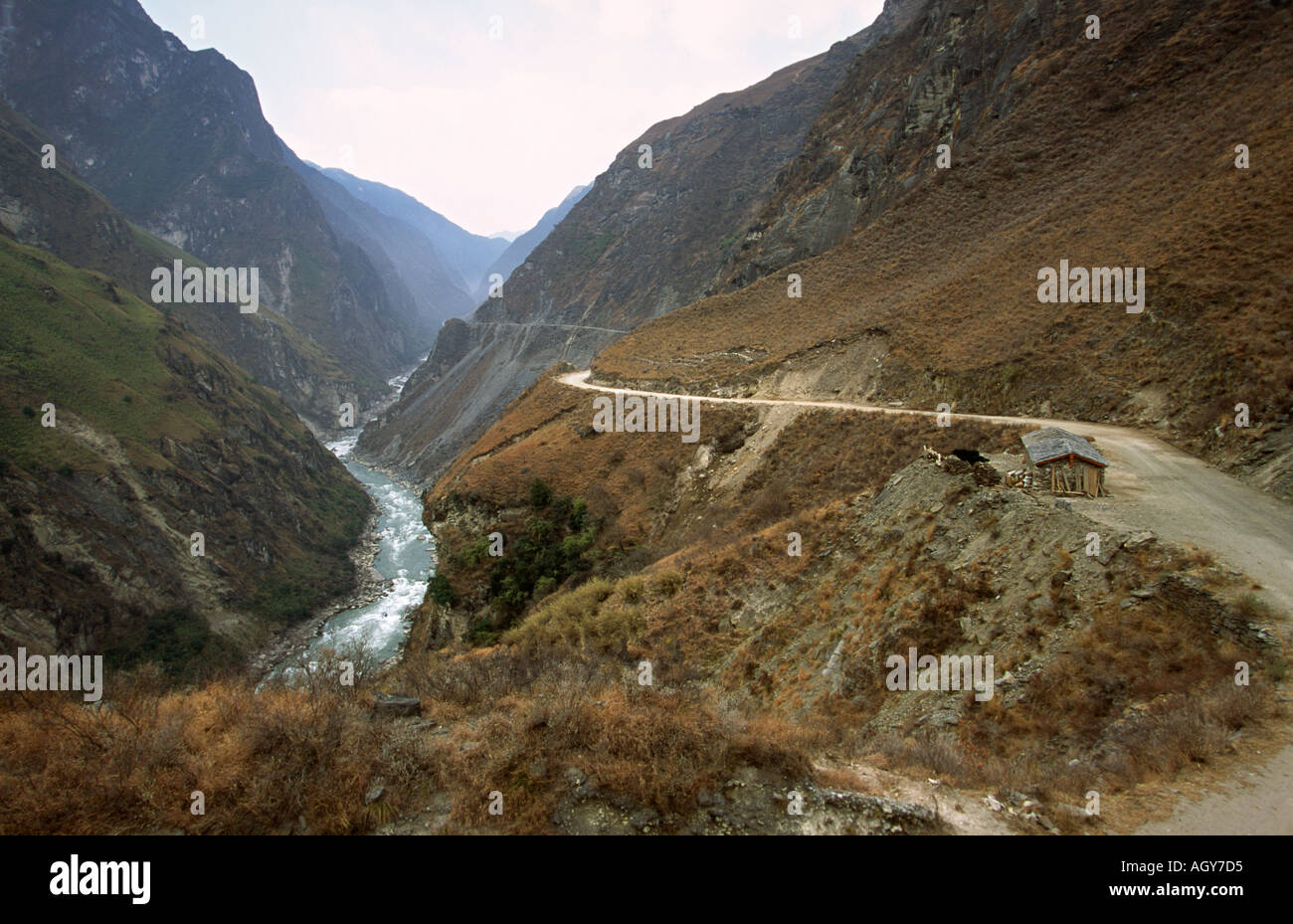 China Yunnan Tiger Leaping Gorge Jinshu River with new road above Stock Photo