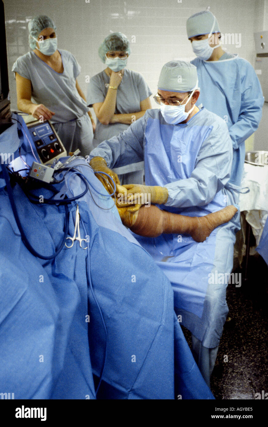 Operating System Doctor Doctors perform medical procedure in an operating room Stock Photo - Alamy