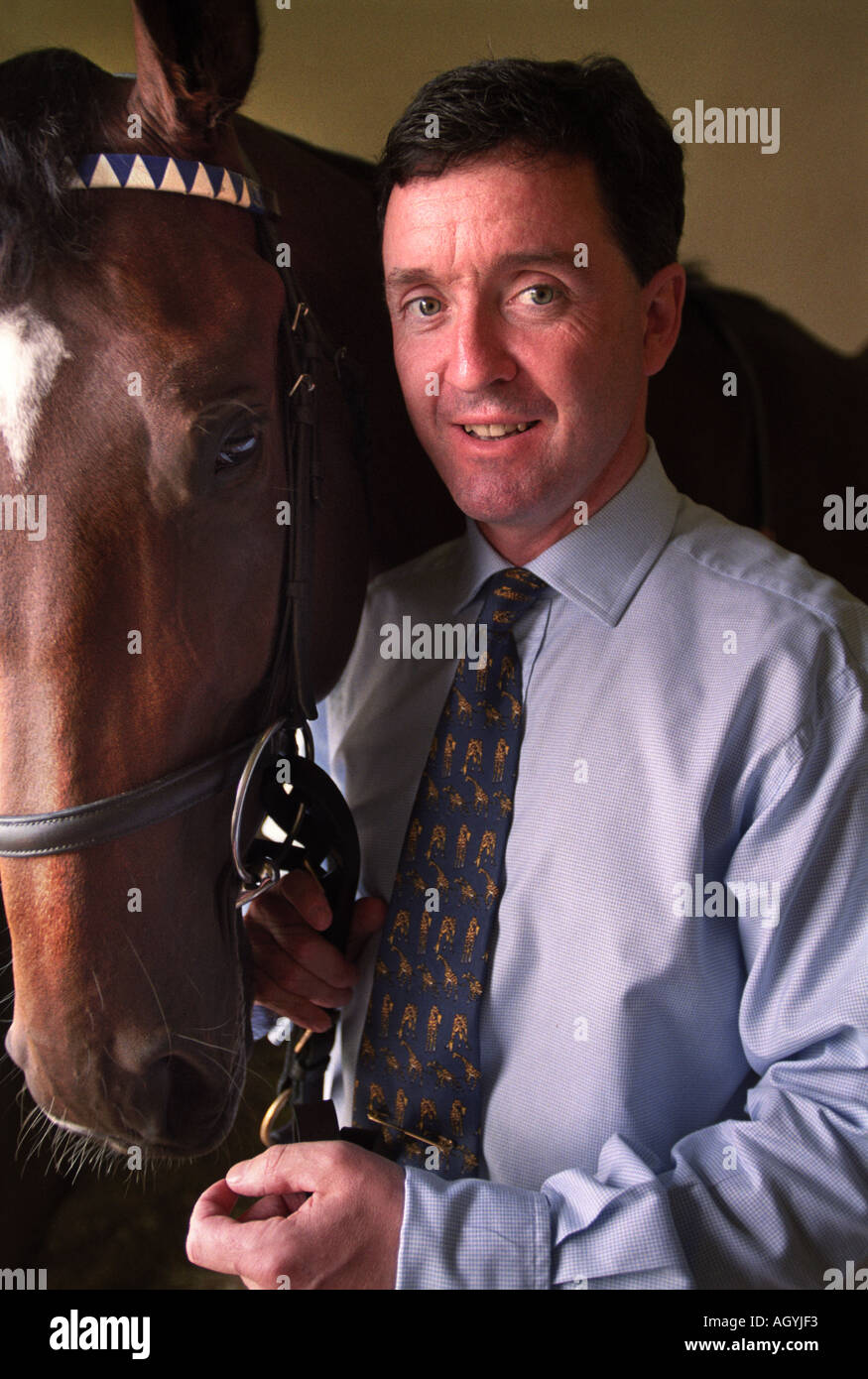 RACEHORSE TRAINER MARCUS TREGONING AT HIS KINGWOOD HOUSE STABLES NEAR LAMBOURN AUG 1999 WITH GROUP ONE WINNING HORSE EKRAAR Stock Photo
