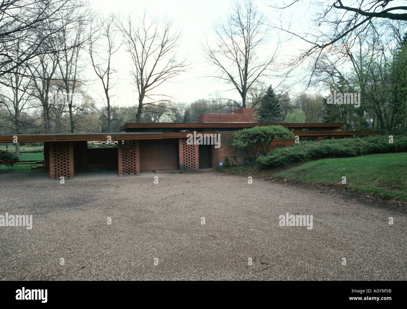 Melvin Maxwell Smith House, 5045 Pon Valley Road, Bloomfield Hills, Michigan, 1949. Enlarged 1969-70. Exterior. Stock Photo