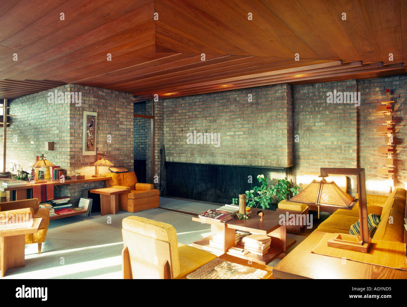 Lewis Lloyd House, 153 Little Saint Mary's Road, Libertyville, Illinois,  1939. Living area. Architect: Frank Lloyd Wright Stock Photo - Alamy