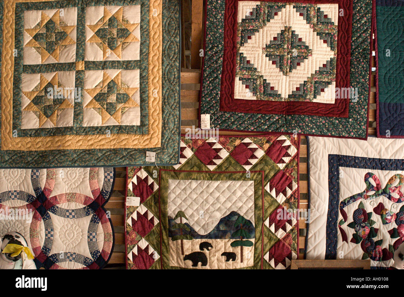 Traditional quilts in shop on Amish Farm, Lancaster County, Pennsylvania, USA Stock Photo
