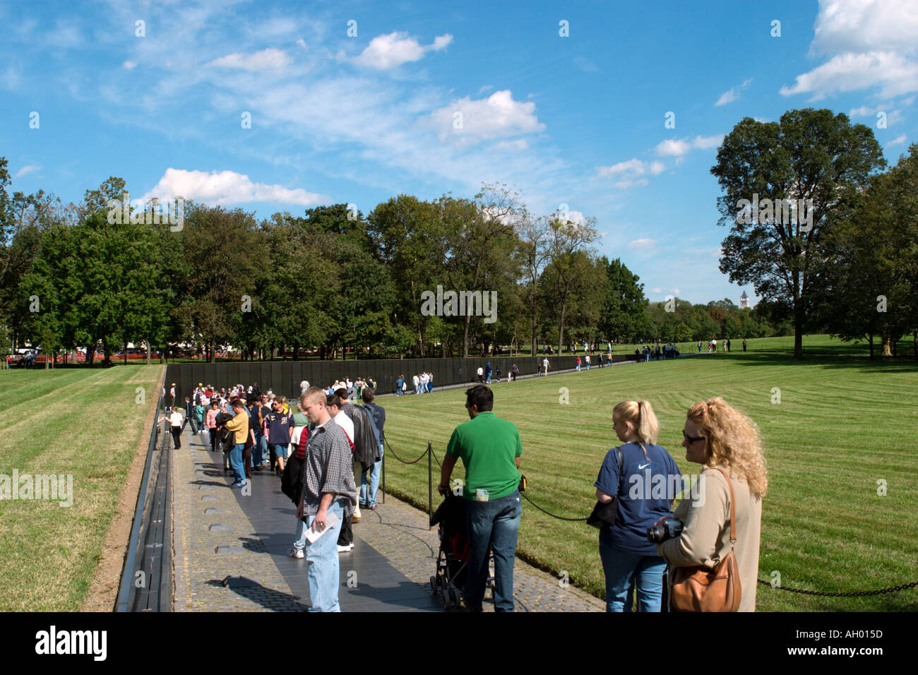 People walking towards the Vietnam Veterans Memorial, The Mall, Washington DC, USA Stock Photo
