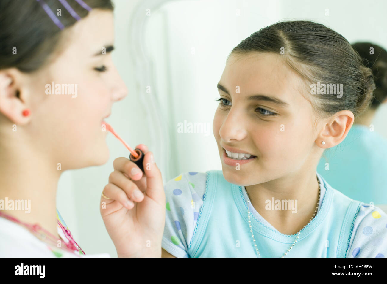 Teenage girls putting makeup on hi-res stock photography and images - Alamy