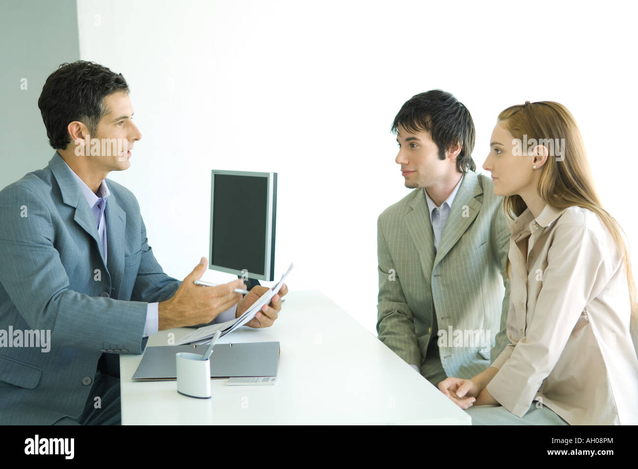 Couple sitting across from each other hires stock photography and