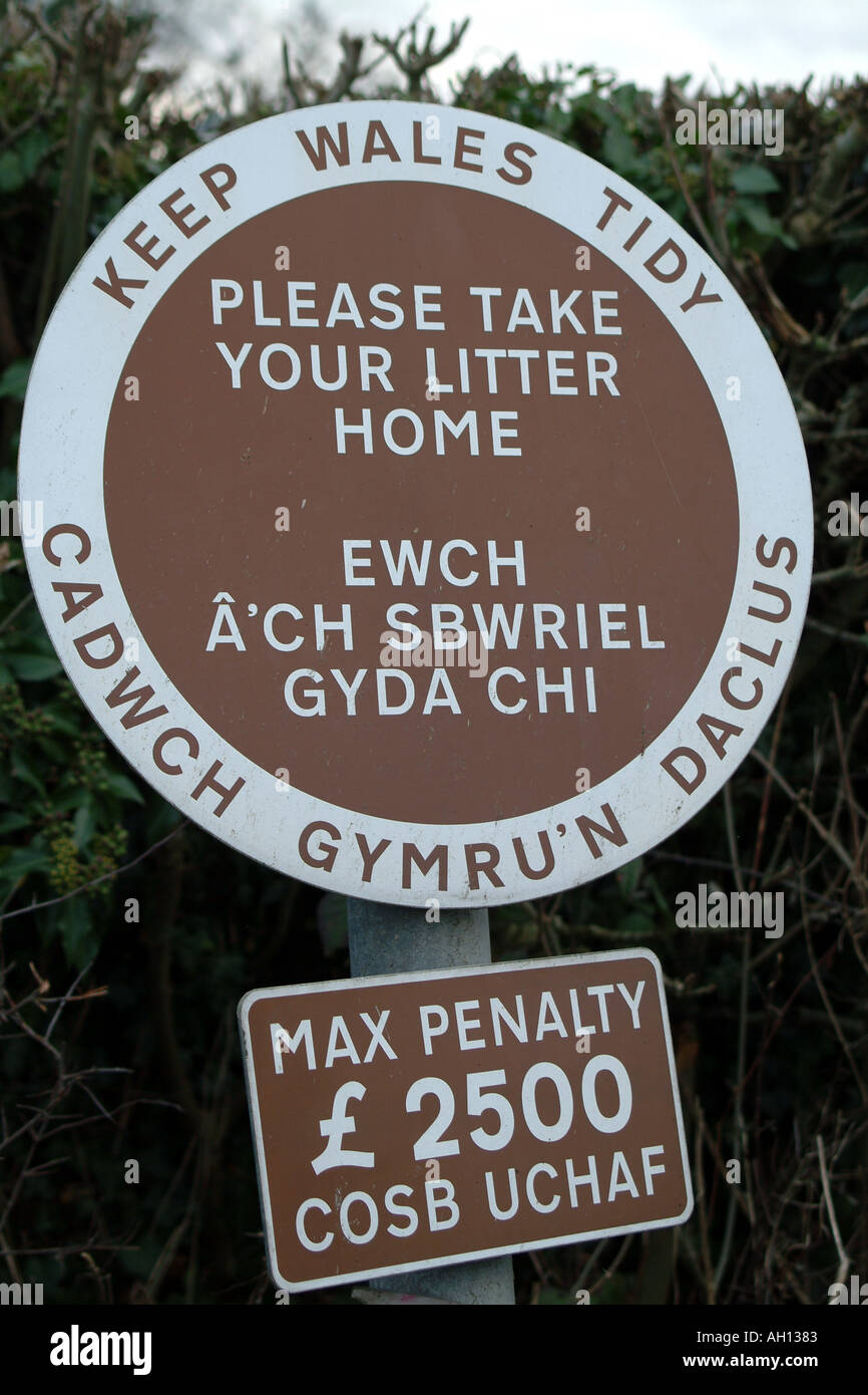 Take Litter Home Sign in Welsh and English Road Sign UK Europe Stock Photo