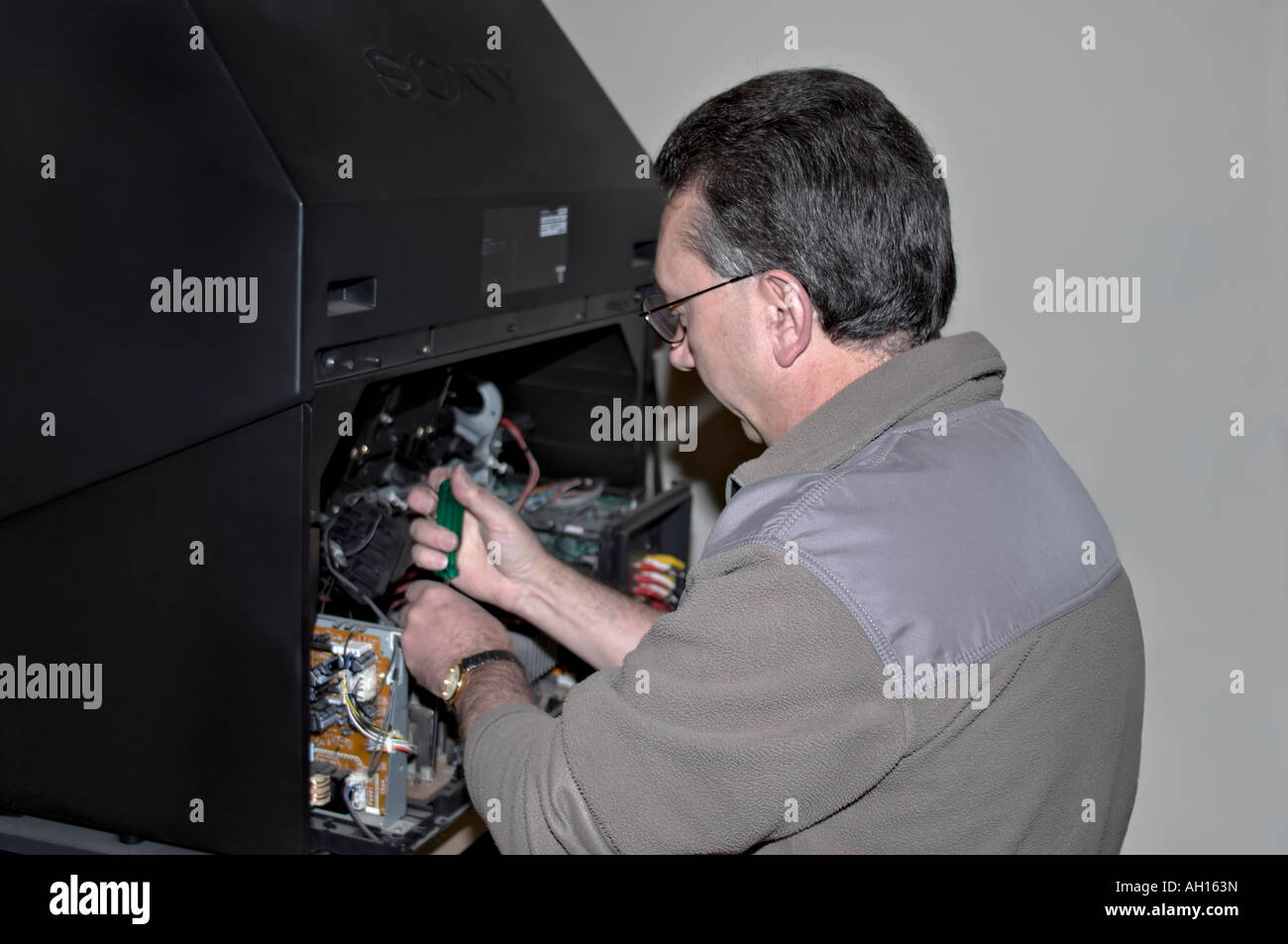 Tv repair hires stock photography and images Alamy