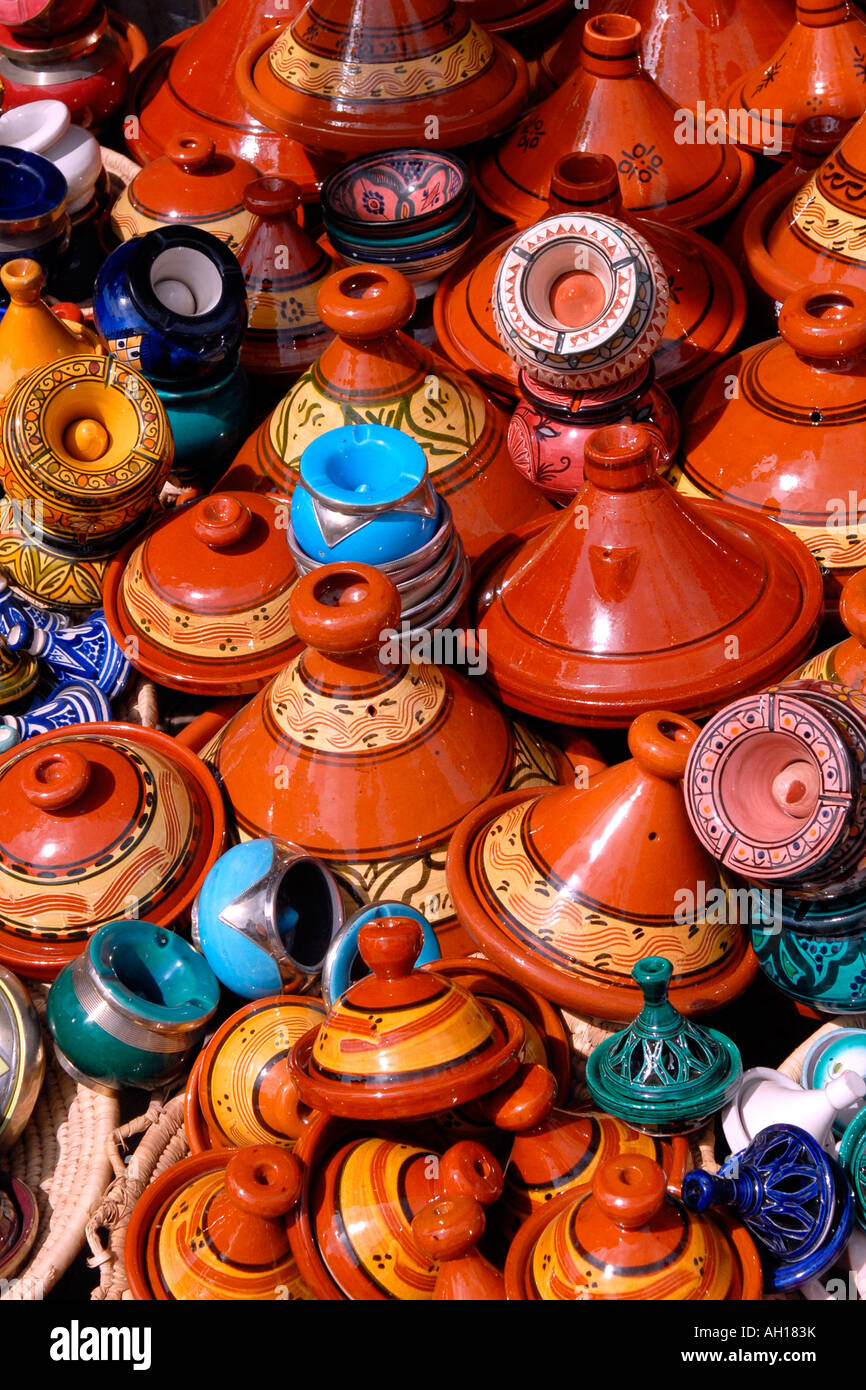 Pentole di terracotta per cucinare il 'tagine', Marocco Foto stock - Alamy