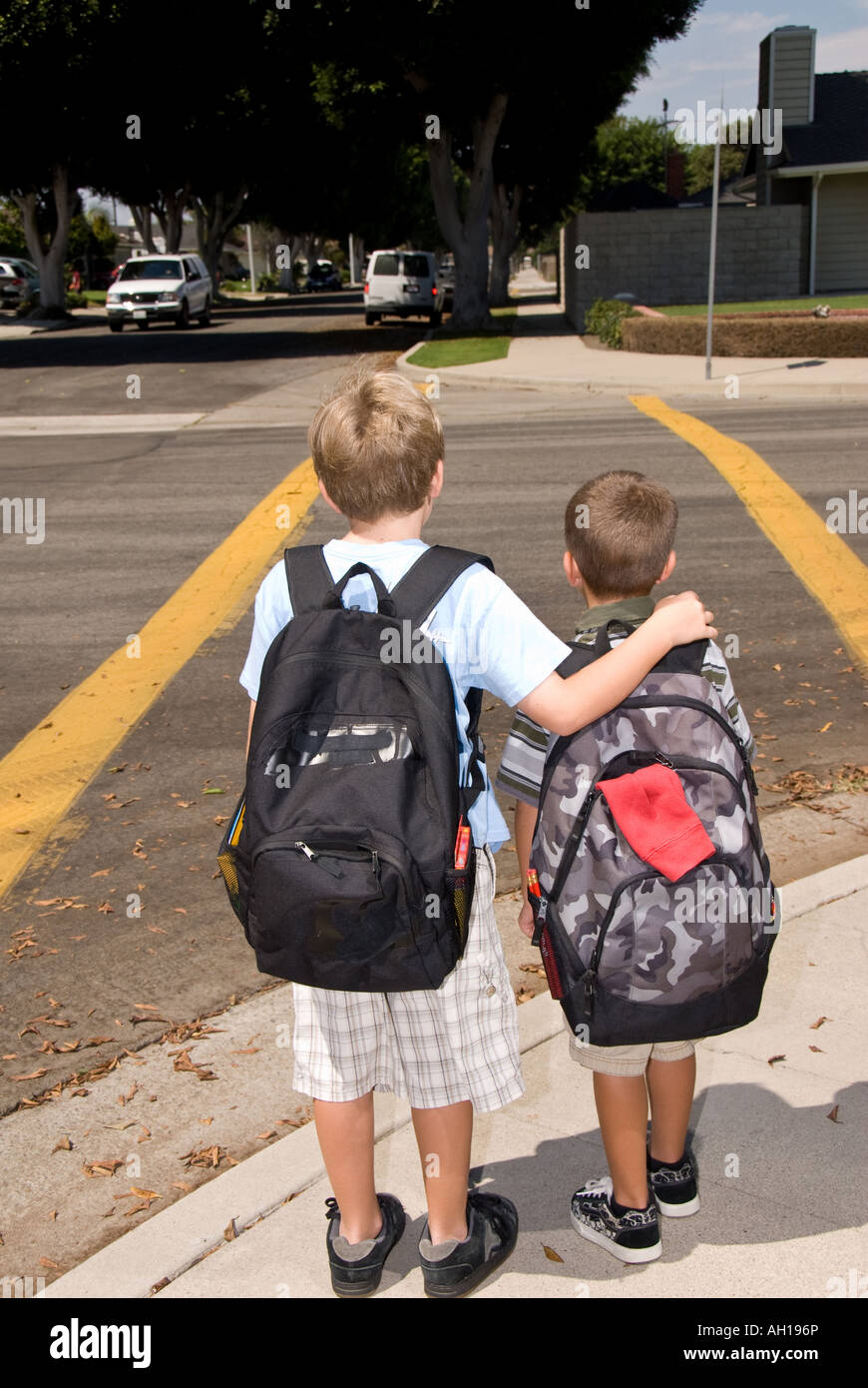 To cross the street. Пешеход девушка. Look both ways before crossing английский 6 класс. Look left look right. Девочка с косичками с портфелем.