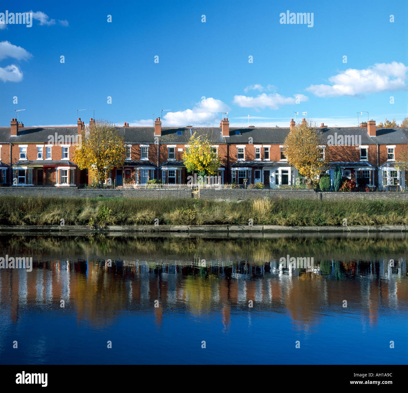 Cottages riverbank hi-res stock photography and images - Alamy