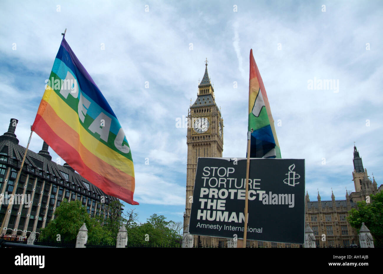 Peace protester Brian Haw has flags and placards in Parliament Square, London, England, UK. 29th July 2006. Stock Photo