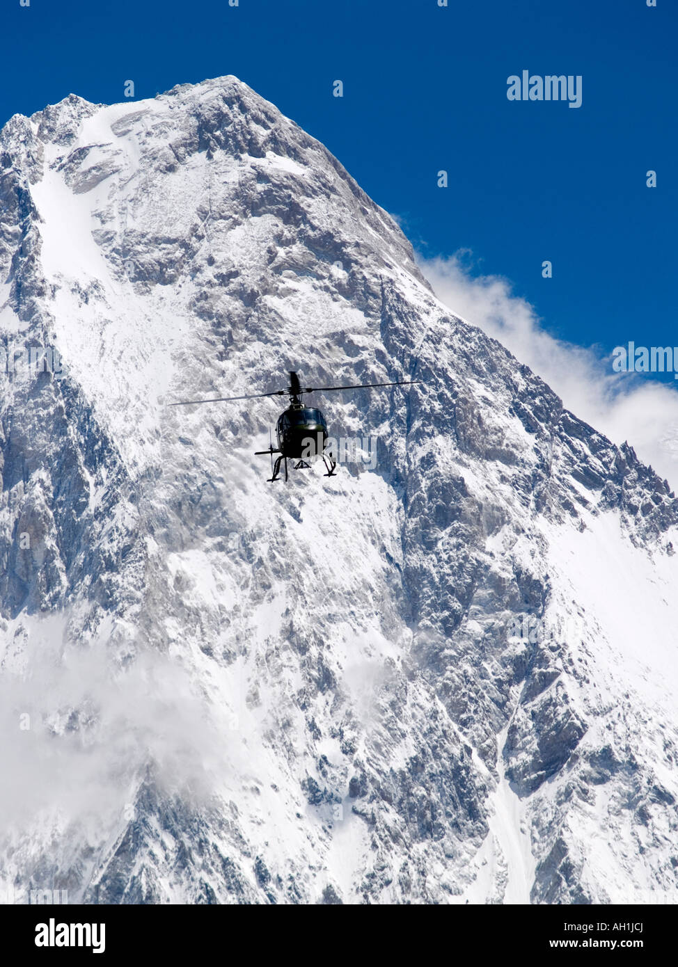 Pakistani army helicopter flying into Concordia to rescue injured climber on K2 Karakoram Range Pakistan Stock Photo