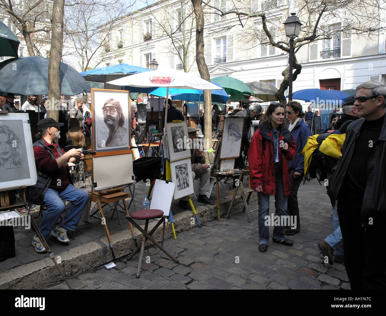 Artist drawing portrait in montmartre hi-res stock photography and ...