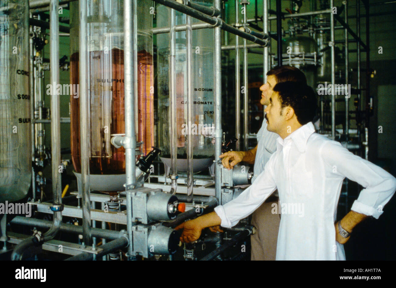 Dahran Saudi Arabia University Of Petroleum And Minerals Lab And Technicians Stock Photo