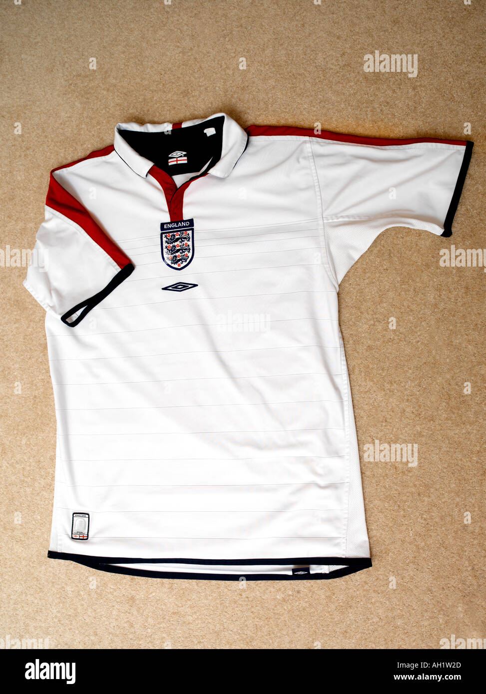 WHITE FA FOOTBALL LUNCH BOOT BAG IN THE SHAPE OF A ENGLAND T-SHIRT TOP BNWT 