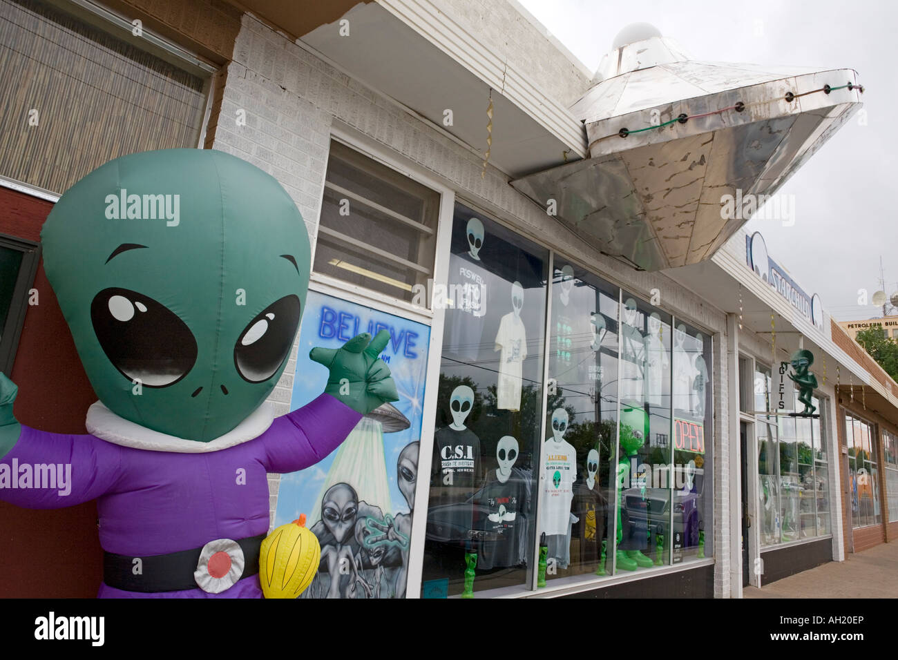 An inflatable alien outside a souvenir shop in Roswell New Mexico where the  famed flying saucer crashed in 1958 Stock Photo - Alamy