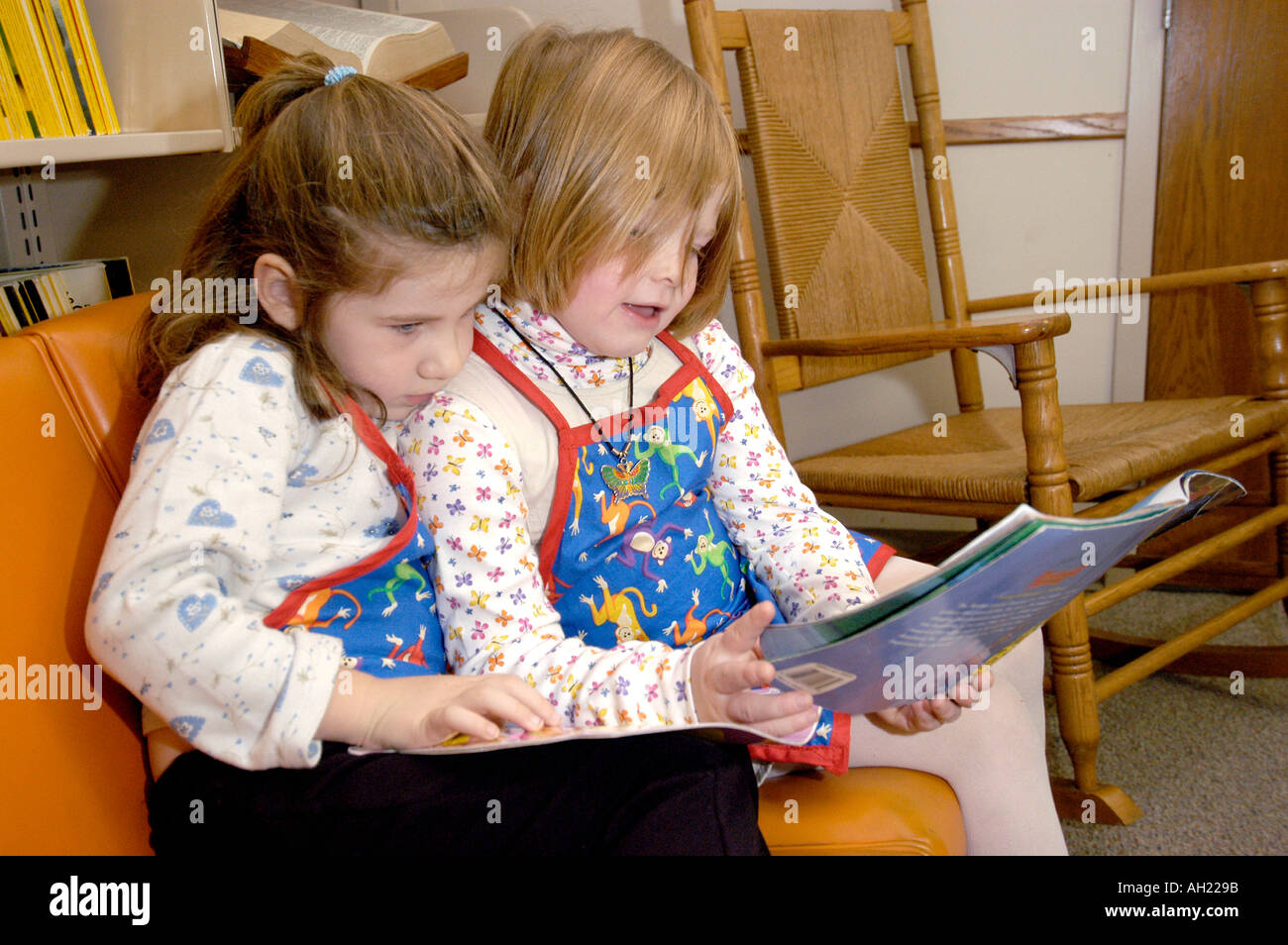 Girl reads reading book hi-res stock photography and images - Alamy