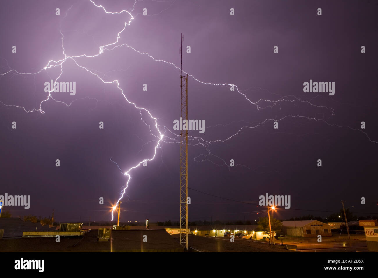 Lightning strike building hi-res stock photography and images - Alamy