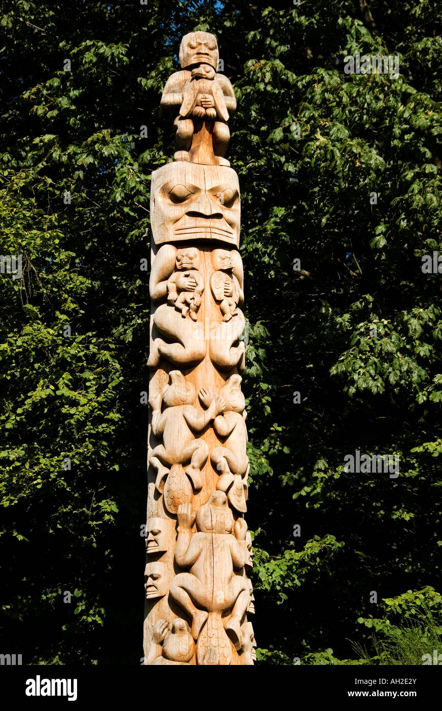 Beaver Crest Totem Pole (1987) by Norman Tait, in Vancouver&rsquo;s Stanley