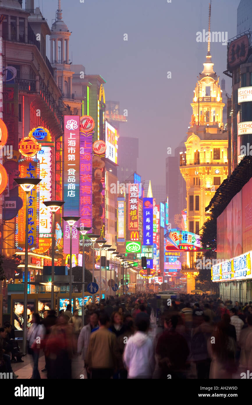 Shanghai Nanjing Road Crowds Of Shoppers On East Nanjing Road One Of The Busiest Streets In The City Shanghai China Stock Photo Alamy
