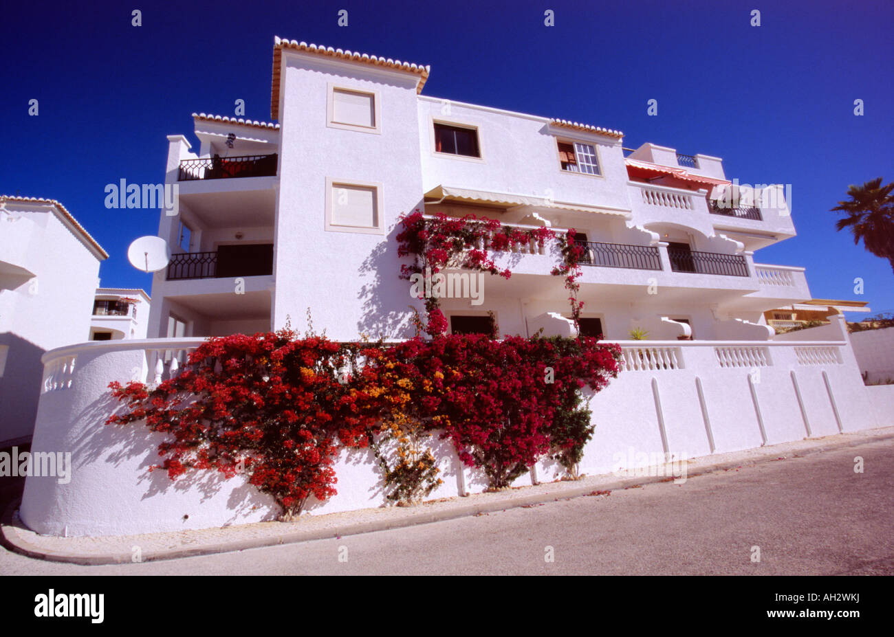 Brilliant white painted holiday apartments at the Meia Praia beach complex  near Lagos, Portugal Stock Photo - Alamy