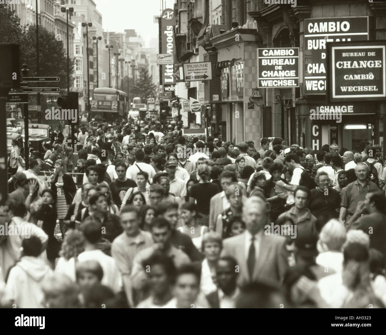 London street scene crowd hi-res stock photography and images - Alamy