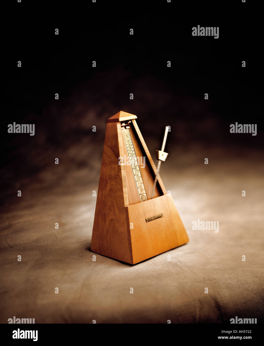 Ticking clock hires stock photography and images Alamy