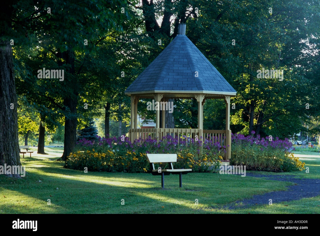 Garden scenes gazebo hi-res stock photography and images - Alamy