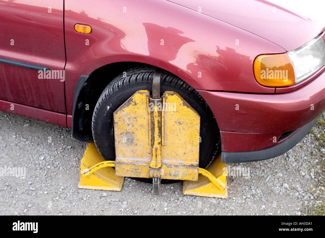 illegal car clamping in the UK man clamps car Stock Photo Alamy