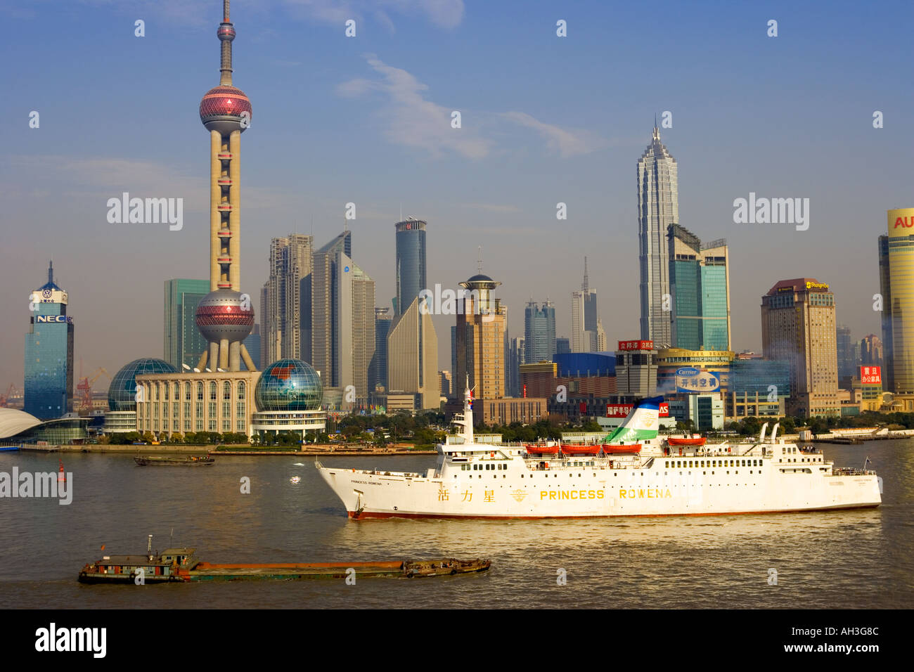 Ship and pudong skyline hi-res stock photography and images - Alamy