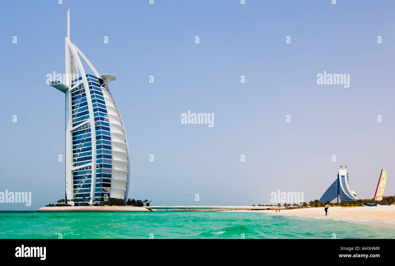 Какой интернет в дубае. Здание круиз в Дубай. Burj al arab пляж публичный. Вид на персидский залив с отеля Burj al arab. Отель в форме лайнера Дубай.