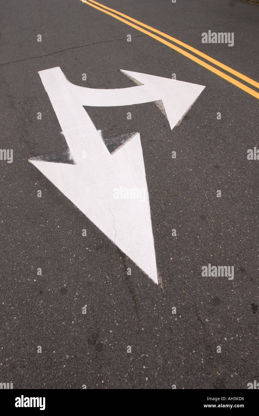 White directional road lines hi-res stock photography and images - Alamy
