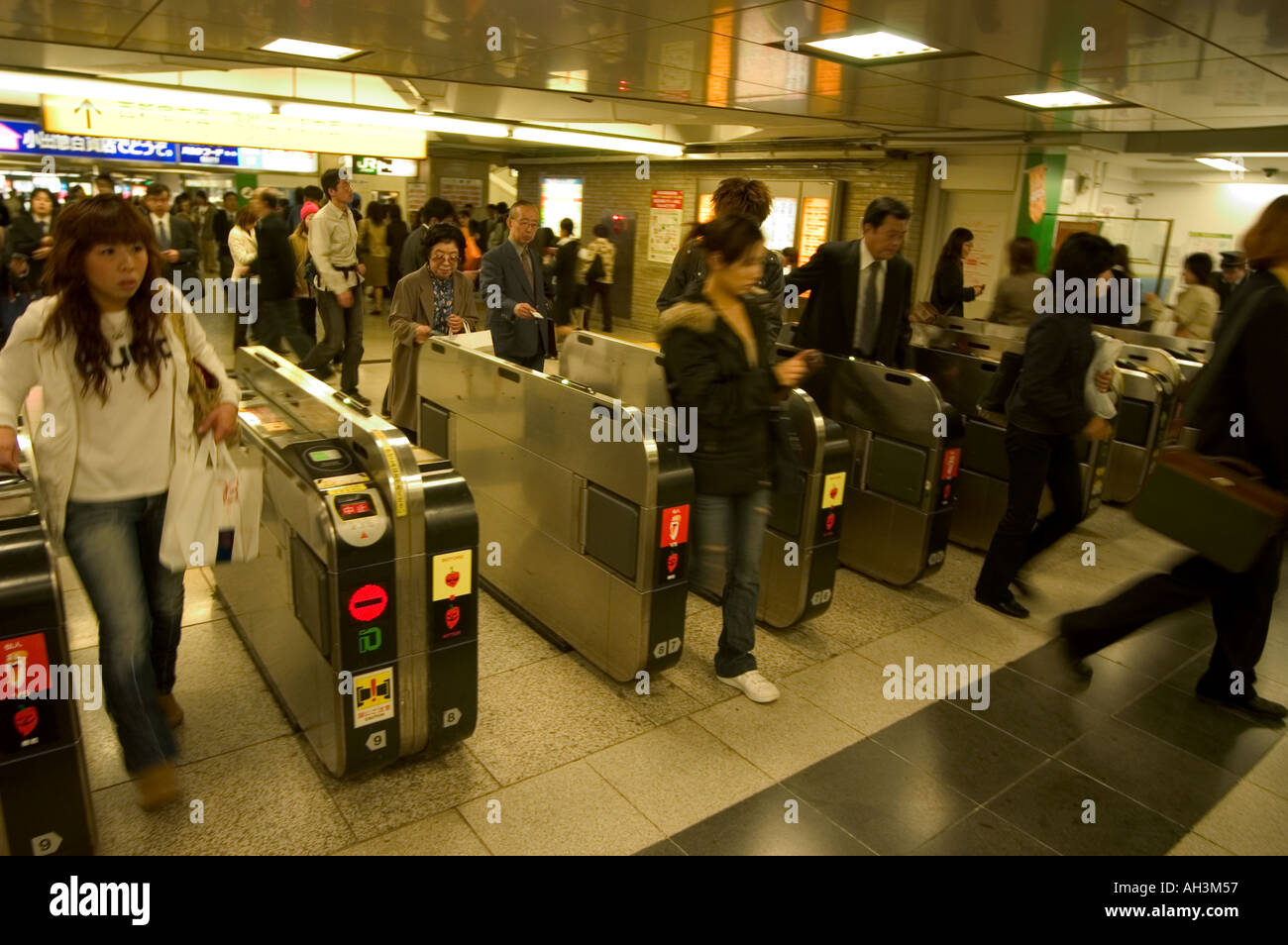 subway ticket gates rush hour Shinjuku Tokyo Honshu Japan Stock Photo