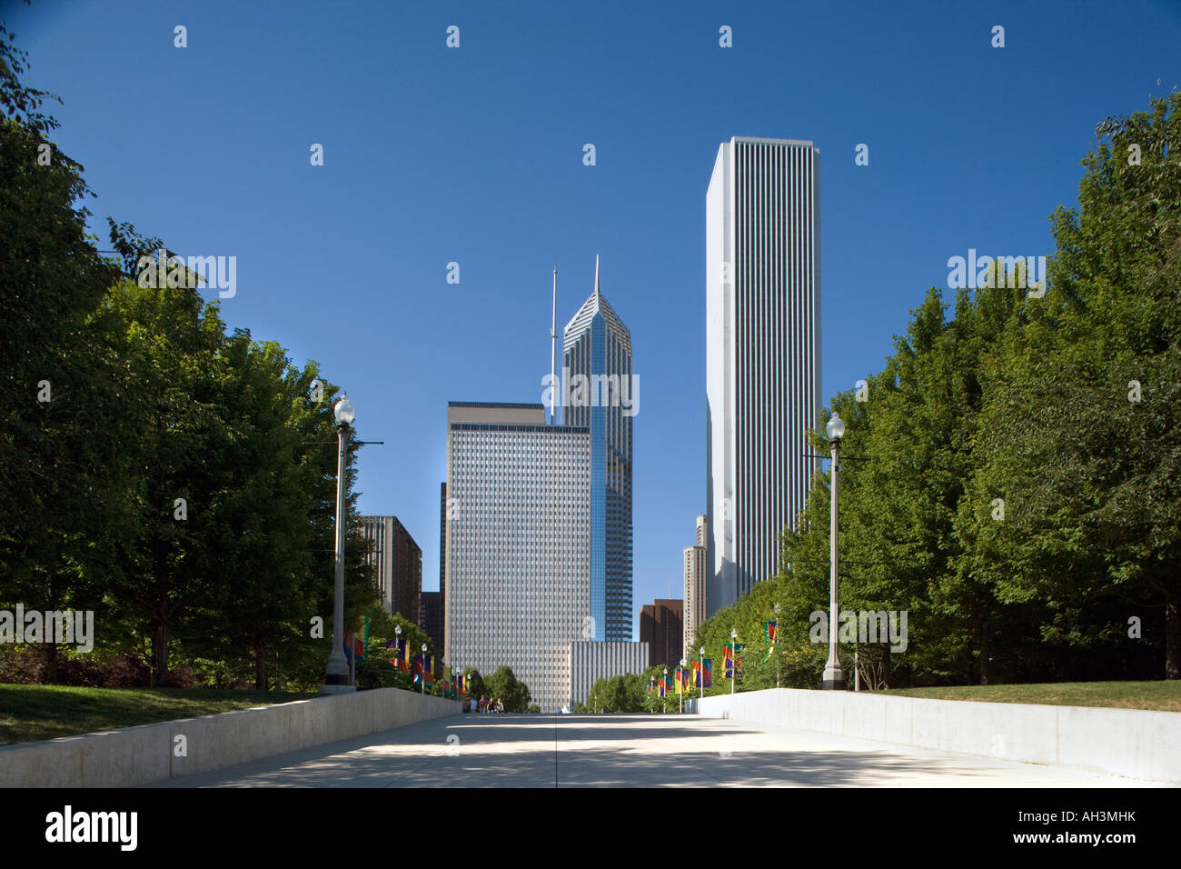 SKYLINE MILLENNIUM PARK CHICAGO ILLINOIS USA Stock Photo - Alamy