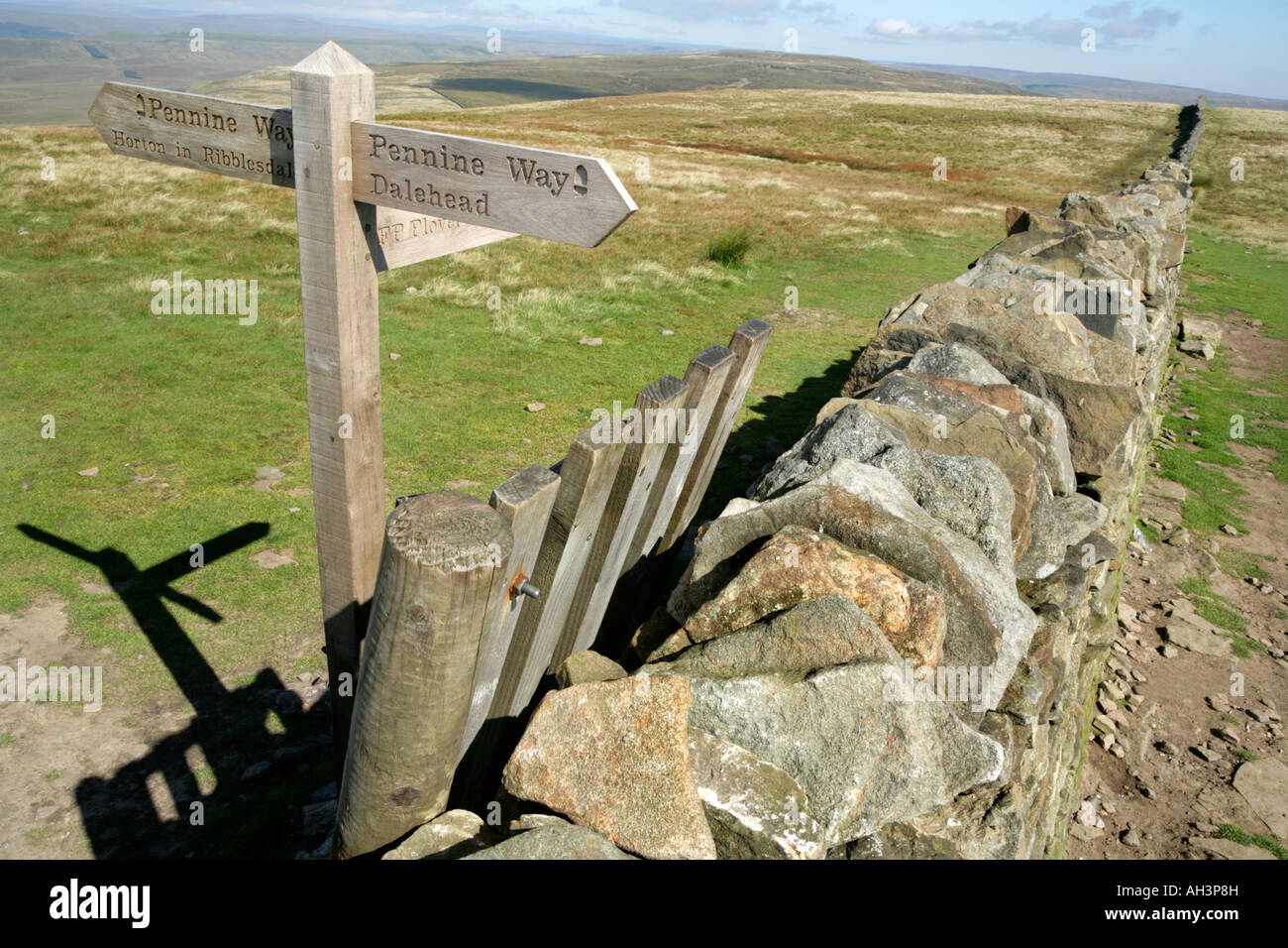 Pennine way signpost sign pointing hi-res stock photography and images ...